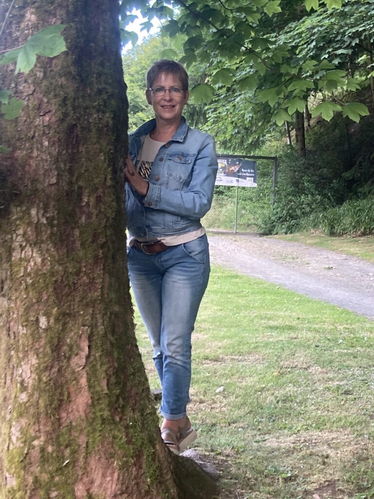 petra stehend am baum